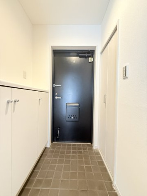 【玄関】 | コスモ和田町 | 玄関部分です。
出勤前の身支度チェックに欠かせない姿見を玄関に備え付けました。