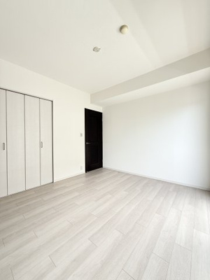 【洋室】 | コスモ和田町 | 別アングルから見た約8帖の洋室です。