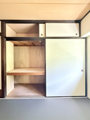 【収納】 | コスモ和田町 | 約６帖の和室に設置された押入れです。