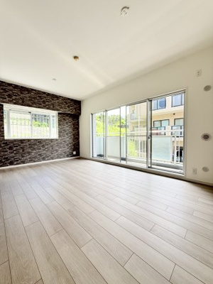 【居間・リビング】 | コスモ和田町 | 約14帖のリビングは向きで日当たり・風通し◎
2025年5月新規リノベーション！