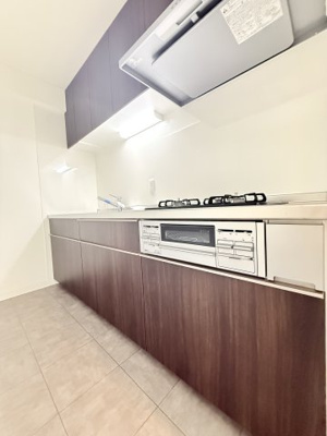 【キッチン】 | コスモ和田町 | 口ガスコンロのシステムキッチンです。
浄水器付きで毎日おいしいお水が飲めます。