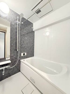 【浴室】 | コスモ和田町 | 追い焚き機能付のユニットバスです。
乾燥機も完備しており雨の日でも洗濯物が干せるので、忙しい共働きのご家庭では大活躍です。