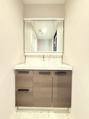 【独立洗面台】 | コスモ和田町 | 三面鏡付洗面化粧台です。
髪のセットやお化粧もストレスなくこなせ、朝から気分良く通勤通学に向かえそうですね。