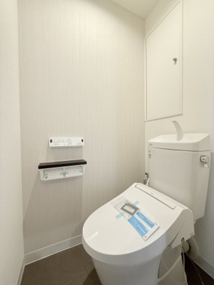 【トイレ】 | コスモ和田町 | 温水洗浄便座付のトイレです。
毎日使う場所だから、より快適な空間に仕上げられています。