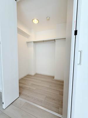 【収納】 | コスモ和田町 | 約８帖の洋室に設置されたウォークインクローゼットです。