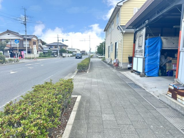 【中古戸建】佐波郡玉村町大字下新田の前面道路含む現地写真|■前面道路｜前面道路は広く、運転が苦手な方も安心の全面道路になっています♪
