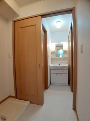 【洗面所】 | シャルパンティエⅡ | 明るい洗面所です