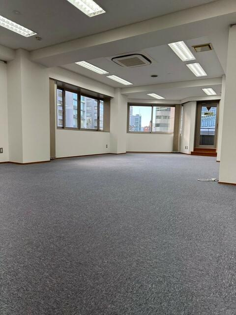 新都心ビルの駐車場| 