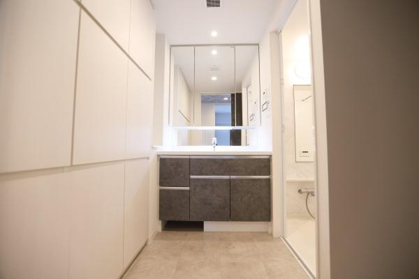 クレアネクスト古国府ザ・タワーの独立洗面台|三面鏡は収納が多く洗面台周りをすっきり美しく保てます。朝の準備も効率的にできます！