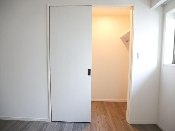 クレアネクスト古国府ザ・タワーの収納|十分な収納スペースが確保されたウォークインクローゼット。服やバッグ、スーツケースなどを効率よく収納でき、整理整頓も簡単。