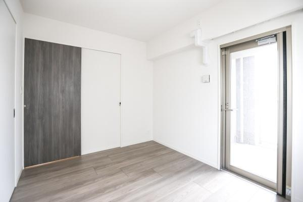 クレアネクスト古国府ザ・タワーの洋室|明るい自然光がたっぷり差し込む清潔感あふれる洋室。お子様のお部屋にもおすすめです。