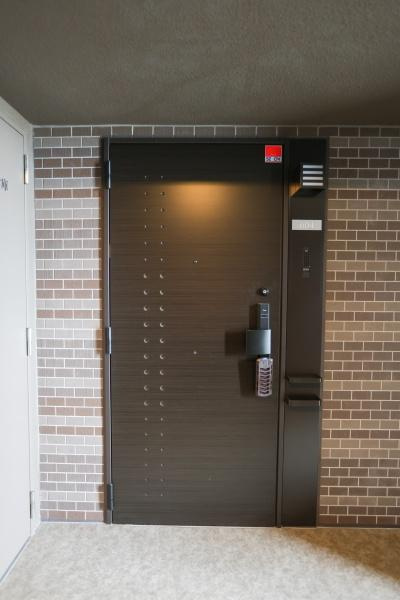 クレアネクスト古国府ザ・タワーの玄関|玄関は落ち着きのあるデザイン。
広々としており荷物などを持っていてもスムーズに出入りできます。