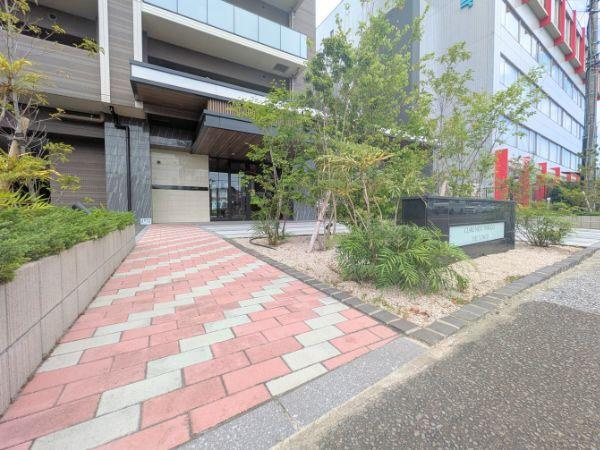 クレアネクスト古国府ザ・タワーのエントランス|建物入口前は広々しています！