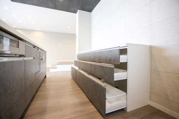 クレアネクスト古国府ザ・タワーのキッチン|収納充実のシステムキッチン♪使いやすく家事効率も上がりそうですね！