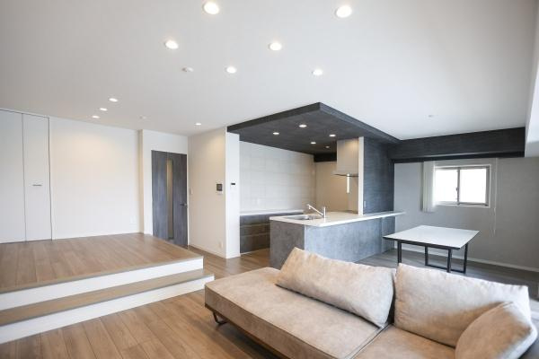 クレアネクスト古国府ザ・タワーの居間・リビング|料理をしながら会話が弾み、自然とつながりを感じられます！お子様の遊ぶ姿も見守れるので安心♪ 家族みんなが心地よく過ごせる温かな空間が広がります♪