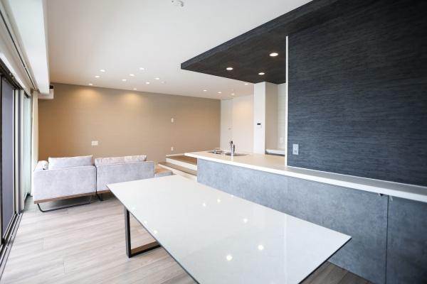 クレアネクスト古国府ザ・タワーの居間・リビング|広い窓からたっぷりの自然光が入り、一日中気持ちのいい日差しを感じられます！家族や友人と集まる理想的な場所で、心に残る思い出を作ることができます♪ 