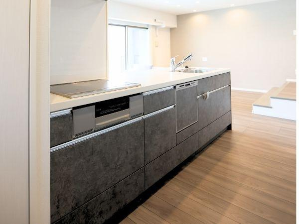 クレアネクスト古国府ザ・タワーのキッチン|対面式キッチンは、リビングやダイニングと繋がっており、料理しながら家族やゲストとの会話を楽しめます。開放感のあるデザインで、キッチンでの作業が楽しくなり、家族みんなが集まる場所として活躍します♪