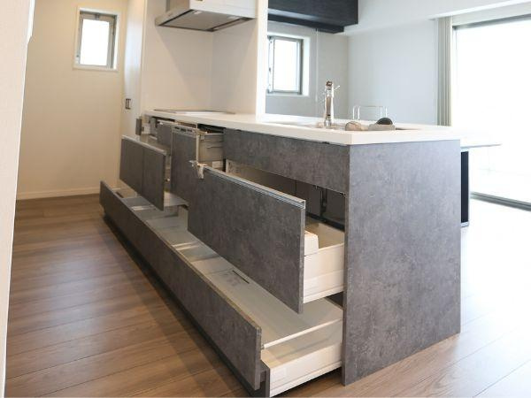 クレアネクスト古国府ザ・タワーのキッチン|キッチンにはたっぷりと収納スペースがあり、使い勝手が非常に良いです！調理器具や食器もすっきり収納でき、キッチン周りがいつでもスッキリ保てますよ♪