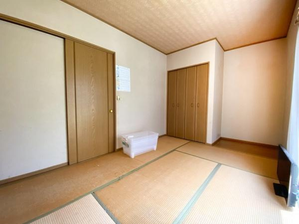 望みが丘中古の和室|畳の温かみが感じられる和室は、どこか懐かしく、落ち着いた雰囲気を演出します。大きな窓から自然光が差し込み、明るく開放感のある空間が広がっています♪
