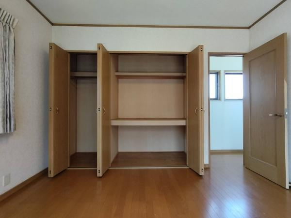望みが丘中古の収納|限られたスペースでも効率よく整理整頓でき、必要なアイテムをすぐに取り出せる便利さがあります。シンプルなデザインで、無駄なく活用できる収納空間です！