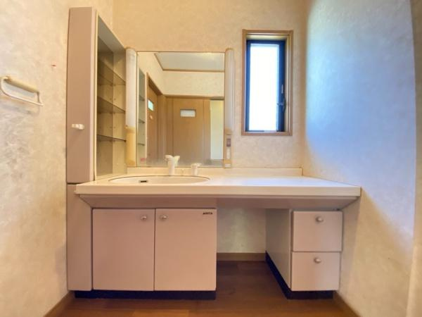 望みが丘中古の独立洗面台|独立洗面台は、朝の準備がスムーズに行える広々としたスペースを確保。収納も充実しており、洗面用具やタオルなどをすっきり整理できます！