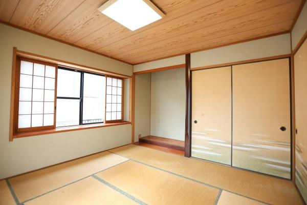 高江中央2丁目中古の和室|大きな窓から自然光が差し込む開放感のある和室です。障子やふすまといった和の造りが印象的です。天井・床の素材が温もりを感じさせます。押入れや床の間も設置されています。落ち着いた雰囲気が漂います。