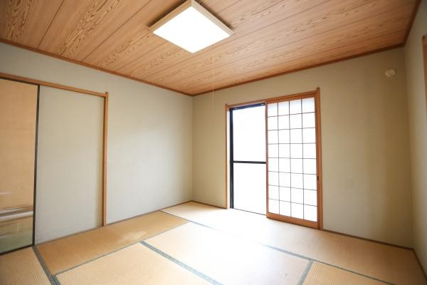 高江中央2丁目中古の和室|落ち着いた雰囲気の和室です。畳の香りが感じられ木目天井が温かみを演出します。障子からは柔らかな光が入り空間が明るく保たれます。シンプルなデザインで使い勝手の良い一室です。