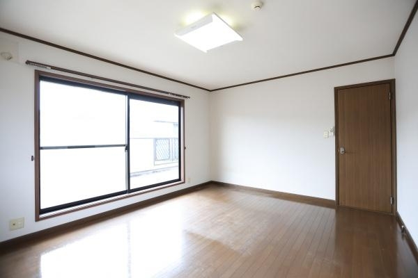 高江中央2丁目中古の洋室|大きな窓からたっぷりと自然光が入る洋室です。木目調の床が落ち着いた印象を与えます。ホワイトの壁と天井で室内がすっきりしています。シンプルな内装なのでさまざまなインテリアが楽しめます。