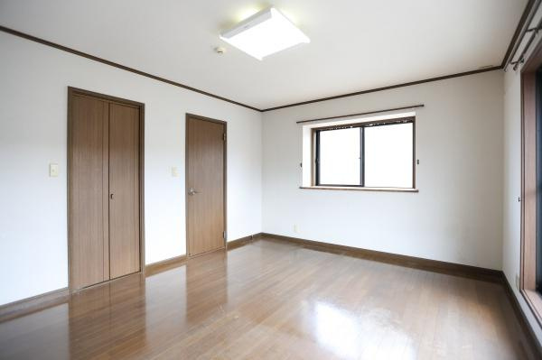 高江中央2丁目中古の洋室|窓からの光がしっかり入る明るい洋室です。シンプルな内装で家具の配置がしやすい空間になっています。収納スペースも充実しており生活動線が考えられた造りです。木目フローリングが落ち着いた印象を与えます。