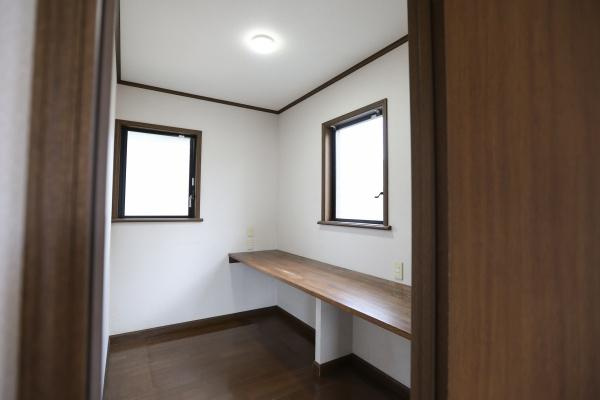 高江中央2丁目中古の内装|2面採光のため自然光がしっかり入ります。シンプルな内装でお好みにアレンジしやすい書斎です。趣味部屋や勉強部屋としても使えます。