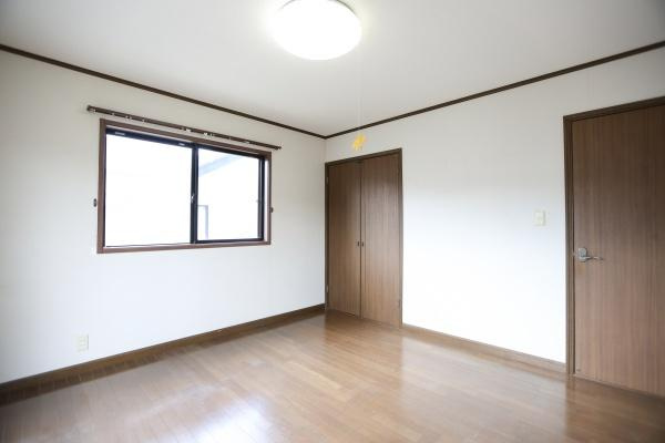 高江中央2丁目中古の洋室|明るい日差しが差し込む洋室です。クローゼットがあり収納も確保されています。シンプルな内装で家具の配置がしやすい設計です。