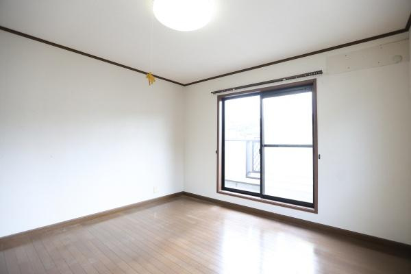 高江中央2丁目中古の洋室|窓からの採光がしっかりと感じられる洋室です。シンプルな内装で様々なインテリアに合わせやすい空間です。床材の色合いが落ち着いた雰囲気を演出しています。天井までの高さもあり開放感があります。