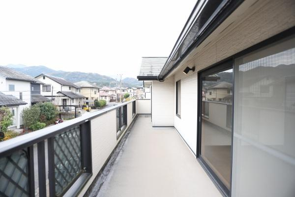 高江中央2丁目中古のバルコニー|バルコニーが広々としており開放感があります。洋室2部屋がバルコニーとつながっているため使い勝手の良さも魅力的です。