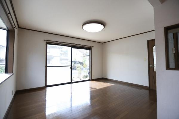高江中央2丁目中古の居間・リビング|大きな窓からたっぷりと自然光が差し込み、室内全体が明るく感じられるリビングです。シンプルな内装で様々なインテリアにも合わせやすい空間です。