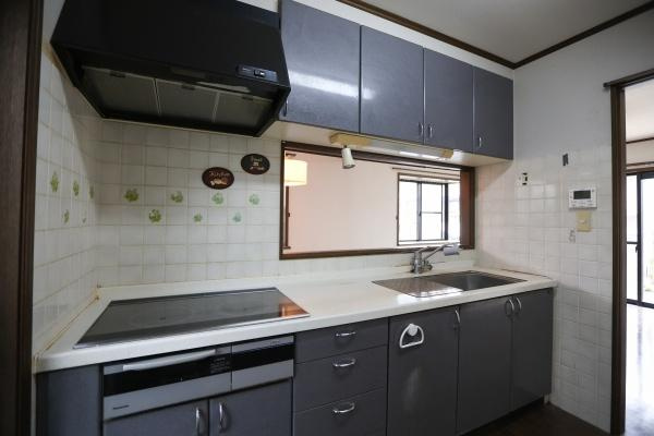 高江中央2丁目中古の居間・リビング|大きな窓からたっぷりと自然光が差し込み室内全体が明るく感じられるリビングです。シンプルな内装で様々なインテリアにも合わせやすい空間です。