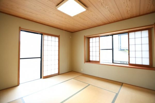 高江中央2丁目中古の和室|明るい光が差し込む和室です。障子窓が落ち着いた雰囲気を演出しています。天井や枠の木目が温かみを感じさせます。畳の香りも楽しめる空間です。使い勝手の良い広さが魅力です。