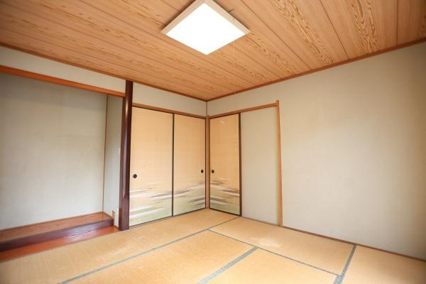 高江中央2丁目中古の和室|畳の柔らかな風合いが感じられる和室です。落ち着いた色合いのふすまが空間を引き締めています。木目の天井が温もりを演出しています。収納スペースも確保されています。和の趣を感じられる一室です。