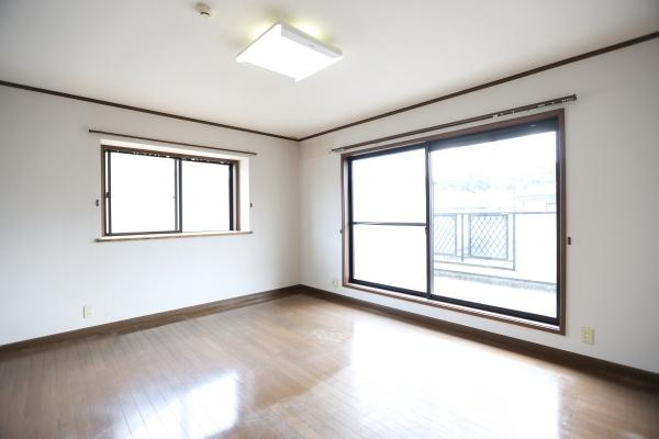 高江中央2丁目中古の洋室|大きな窓からたっぷりと自然光が差し込む洋室です。白を基調とした壁とフローリングが空間をより開放的に感じさせます。角部屋のため風通しも良好です。落ち着いた雰囲気の洋室はさまざまなインテリアと調和します。