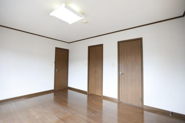 高江中央2丁目中古の洋室|広々約10帖の洋室にはウォークインクローゼットと書斎が備わっており、使い勝手の良いお部屋になっています。