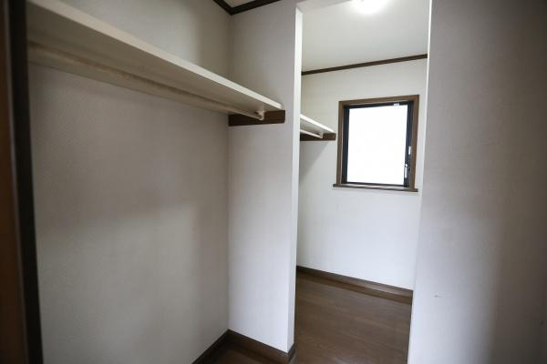 高江中央2丁目中古の収納|広々ウォークインクローゼットにはたくさんの収納が出来そうです。窓があり明るく換気もできるため使いやすい空間となっています。