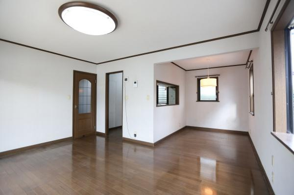 高江中央2丁目中古の居間・リビング|窓から光がしっかりと入る明るいリビングです。床の木目が空間に温かみを与えています。壁や天井はシンプルな仕上がりとなっています。