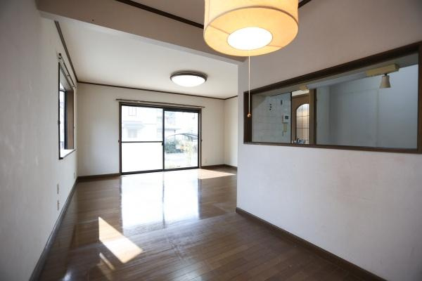 高江中央2丁目中古の居間・リビング|広々としたリビングが印象的です。大きな窓から自然光がしっかりと入り室内が明るい雰囲気です。フローリングが美しくすっきりとした空間です。キッチンとのつながりも便利です。