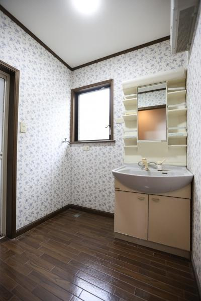 高江中央2丁目中古の独立洗面台|洗面台がコンパクトに配置されており収納スペースも確保されています。窓から採光が入り洗面所全体が明るい印象です。