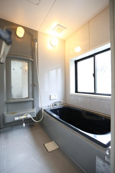 高江中央2丁目中古の浴室|窓のあるバスルームは換気がしやすく清潔感があります。浴槽はゆったりとしたサイズ感です。室内照明が十分で明るさが確保されています。壁面のカラートーンがモダンな印象です。