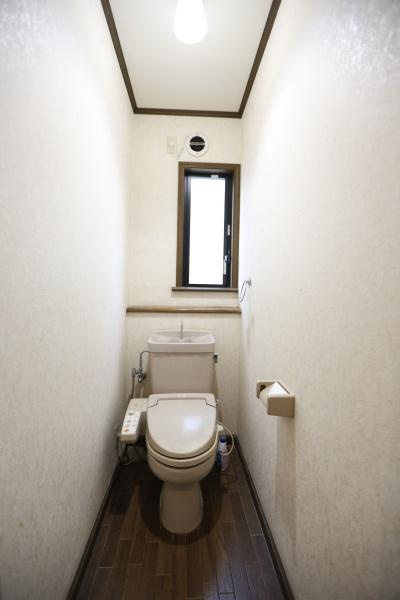 高江中央2丁目中古のトイレ|シンプルな内装のトイレです。窓があるため換気もしやすく明るい印象です。2階にもトイレがあるため忙しい朝でも安心です。