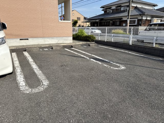 スカイルーム南条の駐車場