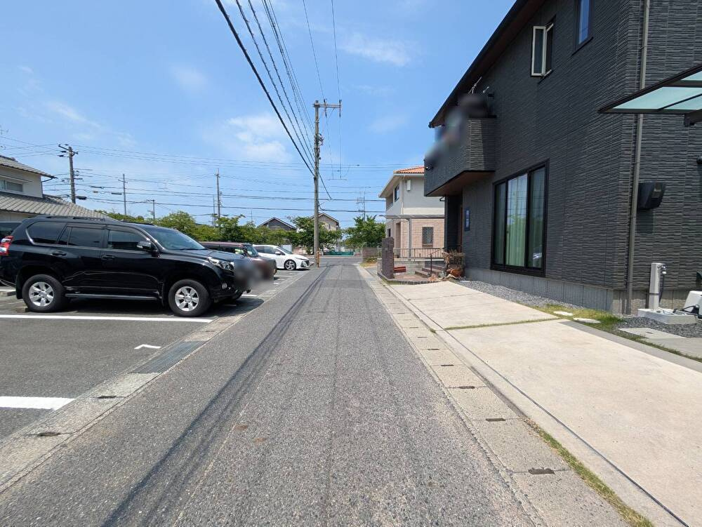 岡山市南区築港緑町3丁目 中古住宅の前面道路含む現地写真|◆南側道路（幅員4ｍ）に面しています。