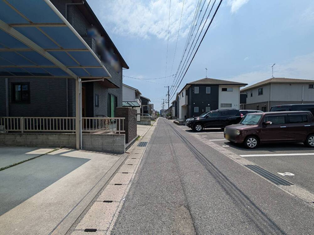 岡山市南区築港緑町3丁目 中古住宅の前面道路含む現地写真|◆南側道路（幅員4ｍ）に面しています。