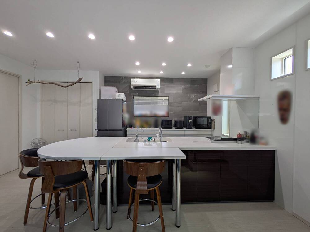 岡山市南区築港緑町3丁目 中古住宅のキッチン|◆リビング側から見たダイニングキッチンの様子です。