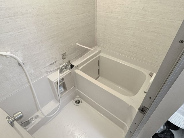 芳川ハイツ4号棟　3階の浴室|コンパクトでシンプルな浴室。